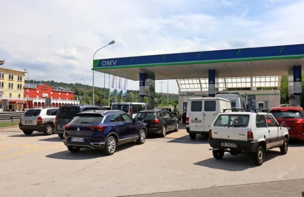Ob odprtju meje se je na nekaterih bencinskih servisih skokovito povečal promet