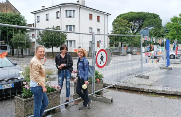 Za urejanja Trga Evrope se zanima kar 210 birojev z vsega sveta. V 
teh dneh naj bi z njega dokončno odstranili tudi ograjo. 