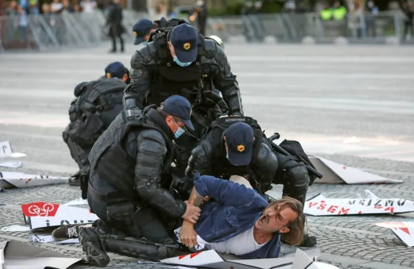 Policija na petkovih protestih prijela sedem oseb