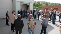 Tako so se postojnski podjetniki  zaradi problematike povišanja NUSZ sredi maja zbrali na 
protestnem sestanku s predstavniki občine. 