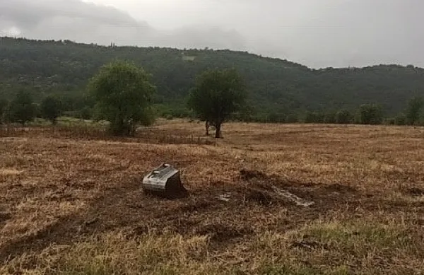 Massimo Rojac je s svojo ekipo delavcev očistil zaraščeno 
občinsko parcelo pred Pučami, na kateri bo prihodnjo pomlad 
zasadil oljčnik s približno 4000 oljkami. 