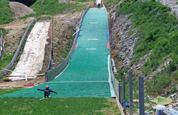 Nad Ajdov&scaron;čino raste mala skakalna Planica