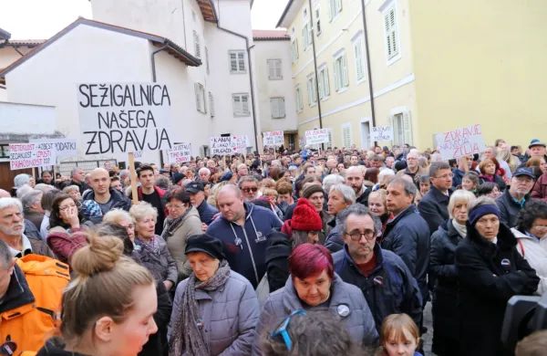Ob izredni seji so ljudje na protestih zahtevali čist zrak. Meritve naj 
bi pokazale, koliko in s čim je dejansko onesnažen. 