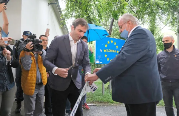 Simbolični prerez ločevalnega traku na mejnem prehodu na 
Erjavčevi ulici