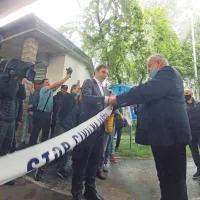 Simbolični prerez ločevalnega traku na mejnem prehodu na 
Erjavčevi ulici