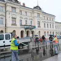Del ograje, ki je ločevala mesti na Trgu Evrope, bo skupaj s 
predmeti, s katerimi so jo tri mesece okraševali,  šel v muzej.