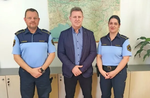 Dosedanji in nova vodja policijske postaje za izravnalne ukrepe, 
Robert Mohorič (levo) in Alenka Korošec Peruzin z direktorjem 
koprske policijske uprave Igorjem Ciperletom. 