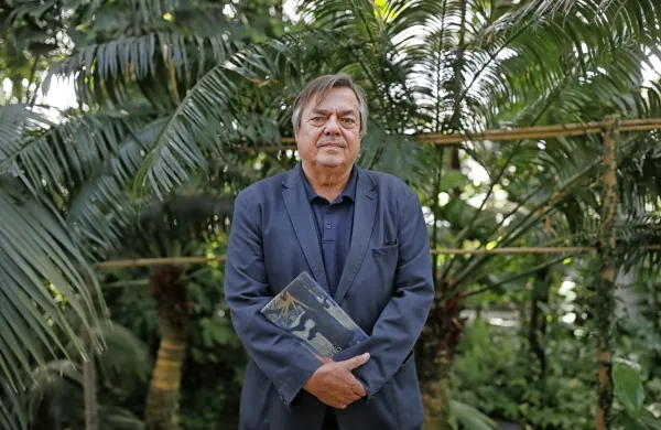 Drago Jančar je nagrado prejel v tropskem rastlinjaku ljubljanskega botaničnega vrta. 