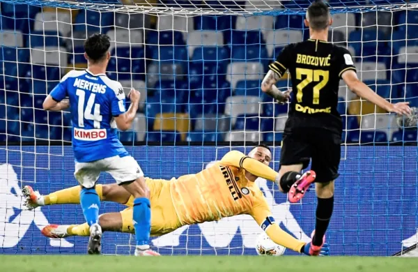 Vratar Interja Samir Handanović ni mogel preprečiti zadetka 
Driesa Mertensa (v modrem dresu), ki je s 122 goli postal najboljši 
strelec Napolija vseh časov.