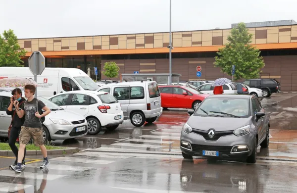 Včerajšnji dopoldanski sprehod po Qlandiji je izdal, da je bil vsak 
drugi kupec v njej Italijan. 