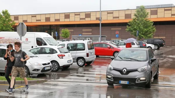 Včerajšnji dopoldanski sprehod po Qlandiji je izdal, da je bil vsak 
drugi kupec v njej Italijan. 
