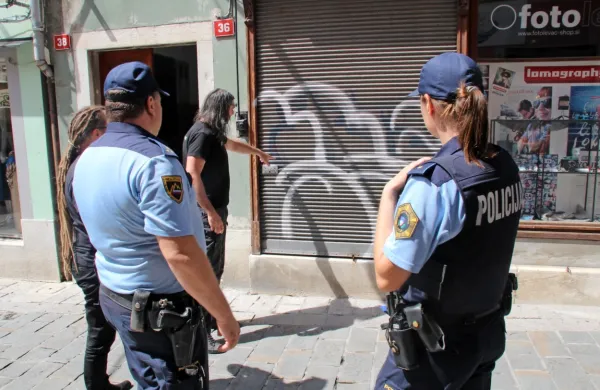 Policisti so si včeraj ogledovali številne nove grafite po mestu. 