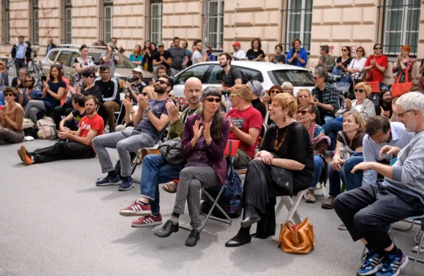 V sklopu akcije so se kulturniki posedli na cestišče pred ministrstvom in kar nekaj časa v tišini spremljali (ne)dogajanje pred 
seboj, nato pa gromko aplavdirali.