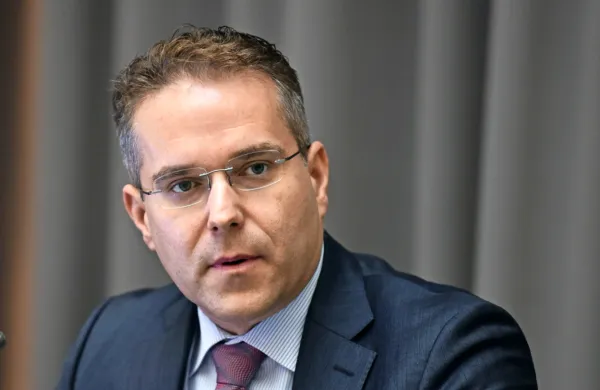 DZ je z mesta viceguvernerja Banke Slovenije s koncem julija s 83 
glasovi za in nobenim proti razrešil Marka Bošnjaka. 