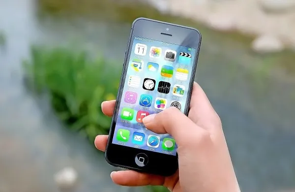  Evropska komisija je  sprožila več preiskav proti ameriškemu 
tehnološkemu velikanu Apple zaradi očitkov o kršitvah evropskih 
pravil o konkurenci. 