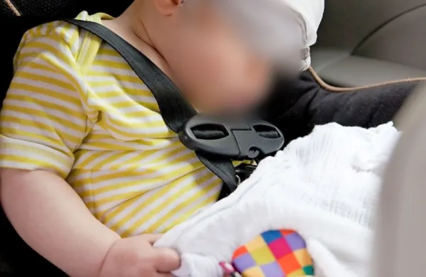 Dveletni otrok je v svojem sedežu očitno doživel vročinske krče in 
prenehal dihati. Fotografija je simbolična. 