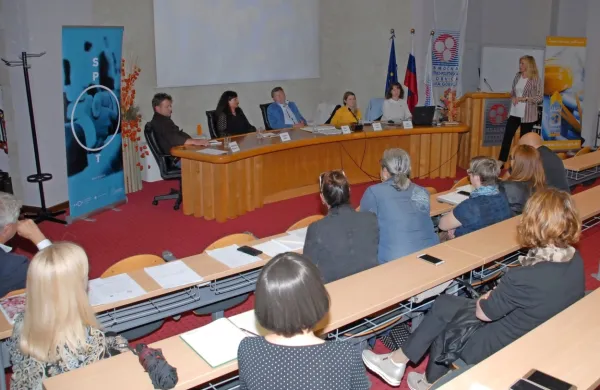 Na posvetu na sedežu novogoriške obrtne zbornice so govorili o  
izzivih, priložnostih in aktualnih težavah  v turizmu in gostinstvu. 