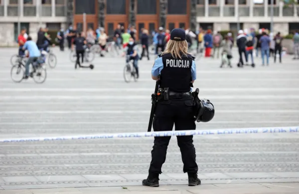 Policisti vodijo postopek zoper osem oseb zaradi suma storitve 
kaznivega dejanja grožnje na transparentih na protivladnih protestih.