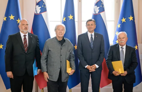 Predsednik republike Borut Pahor je vročil zlati red za zasluge 
Boštjanu Žekšu (prvi z desne) in Borisu Podrecci (drugi z leve) ter 
red za zasluge Andreju Šteru (prvi z leve).