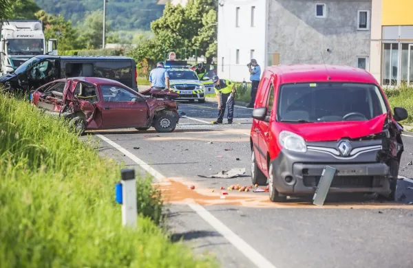 Med Ozeljanom in Vogrskim so danes zjutraj trčila tri vozila.