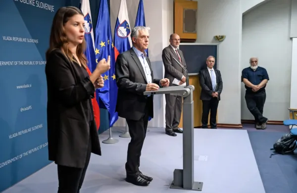 Ministra Tomaž Gantar in Aleš Hojs ter direktor NIJZ Milan Krek so 
predstavili zaostritev ukrepov, ki bo začela veljati od polnoči.