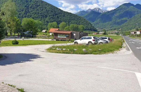 Za parkiranje na asfaltiranem in makadamskem parkirišču bo 
treba odšteti evro na uro. 