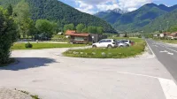 Za parkiranje na asfaltiranem in makadamskem parkirišču bo 
treba odšteti evro na uro. 