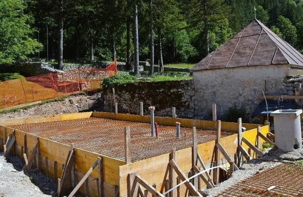 Po mostu &scaron;e kapelica Josefa Vachala