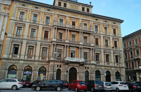 V palači Kalister na Trgu Libertà, ki je pred kratkim v celoti postala 
last tržaške podjetniške družine Lokar, bo čez približno tri leta 
zaživel štirizvezdični hotel.