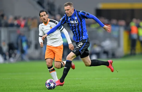 Bosta Josip Iličić (z žogo) in Atalanta kljub dolgi prekinitvi nadaljevala uspešno sezono?  