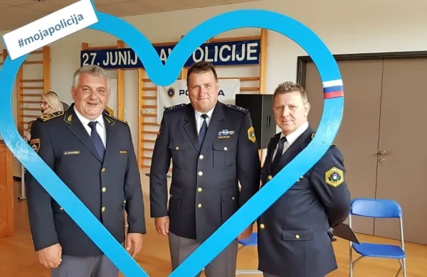 Anton Travner (levo), Iztok Čargo (v sredini) in Igor Ciperle za 
modrim srcem, simbolom policijskega sodelovanja z občani. 

