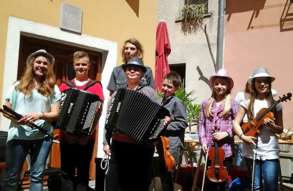 Pod vodstvom Mirjane Gvozdenac  je v Izoli vrsto let ustvarjala skupina Etnotok.  