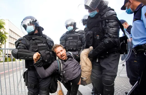Nekateri protestniki se kljub opozorilom policije niso umaknili, 
zato so jih policisti ob glasnih žvižgih in skandiranju opazovalcev 
odnesli s trga.