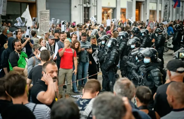 Policija ocenjuje, da se je na petkovih protestih proti vladi v 
prestolnici zbralo okoli 7000 ljudi. 