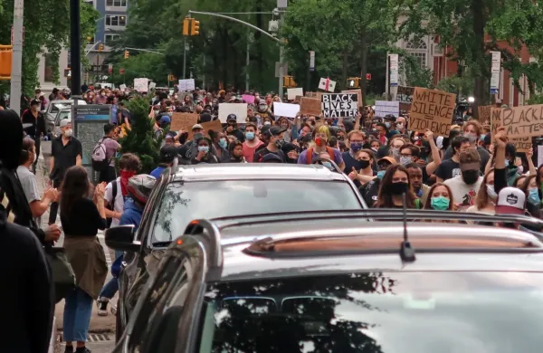 Evropski poslanci pozivajo ameriške oblasti, naj močneje naslovijo strukturni rasizem in neenakosti. Hkrati so izrazili kritiko 
policijskega zatiranja in nasilja nad miroljubnimi protestniki in 
novinarji. 