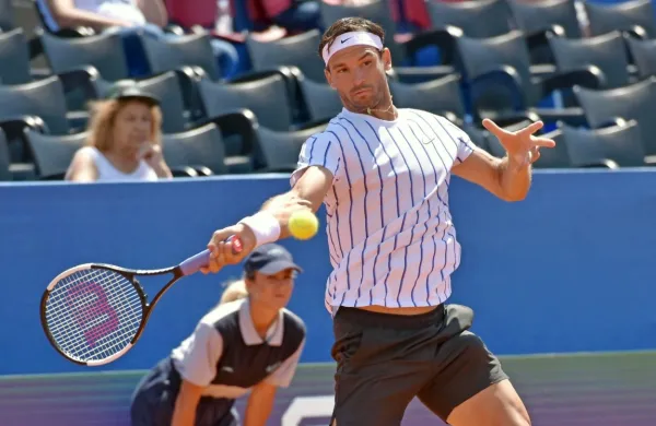 Bolgarski teniški igralec Grigor Dimitrov (na fotografiji) je včeraj 
javno razkril, da je pozitiven na novi koronavirus. Pozitivni so bili 
še trije testirani v Zadru, med njimi hrvaški igralec Borna Ćorić. 