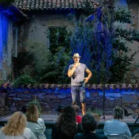 Stand-up komiki so zbrane v smeh spravljali tudi na slikovitem vrtu bara Circolo. 