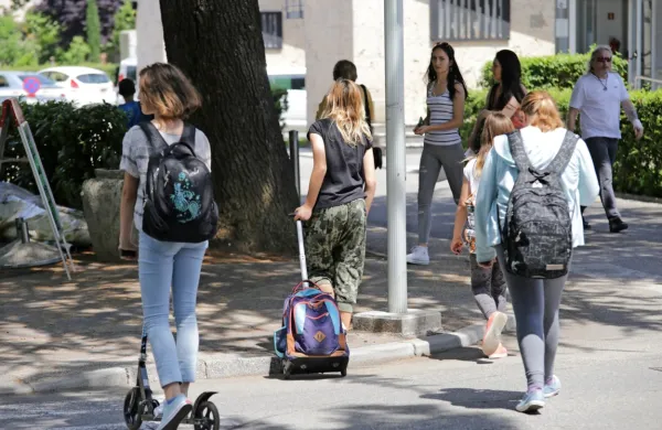 Šolsko ministrstvo pripravlja različne modele za izvedbo pouka 
jeseni, tudi kombinacijo med poukom v šoli in na daljavo.