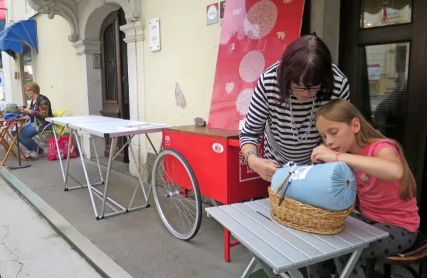 Festival idrijske čipke je bil virtualen, kleklji pa so kljub temu 
zveneli po vsej Idriji.