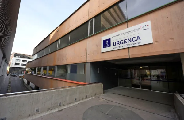 Dežurno službo ZD Ljubljana v prostorih UKC Ljubljana je med 
vikendom obiskala oseba, okužena s covidom-19.