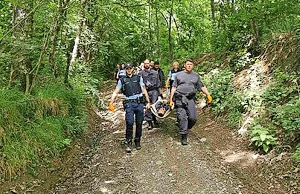 Policisti so  onemoglega Maročana nosili po gozdu tri kilometre.