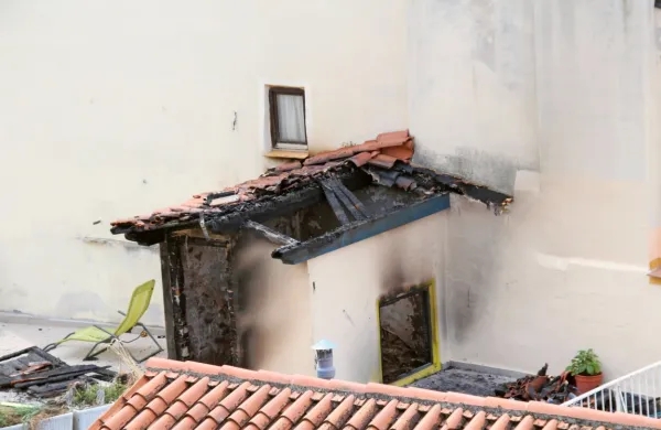 Zaradi požara, ki so ga gasili več ur, je hiša v Trubarjevi ulici 
neprimerna za bivanje. 