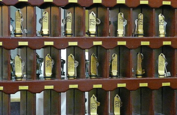 Prebivalci s stalnim bivališčem v Sloveniji, ki so prejeli turistične 
bone, so od petka do nedelje zvečer unovčili 1982 bonov. Ob 
unovčitvah je bilo opravljenih še 1936 dodatnih rezervacij bonov.