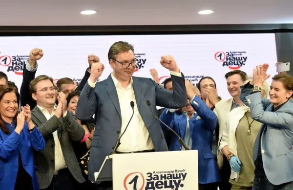 Srbski predsednik Aleksandar Vučić je po nedeljskih volitvah 
razglasil zmago, kot je še ni bilo.