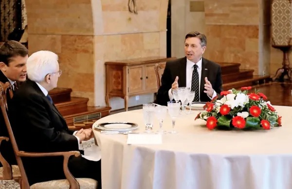 Predsednik republike Borut Pahor in njegov italijanski kolega 
Sergio Matarella bosta 13. julija v Trstu prisostvovala podpisu 
dokumenta, s katerim bo Narodni dom prešel v last slovenske 
narodne skupnosti v Italiji. Fotografija je iz arhiva. 