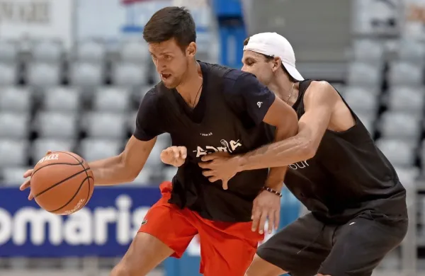 Številka ena svetovnega tenisa Novak Đoković je sporočil, da je 
pozitiven na novi koronavirus.