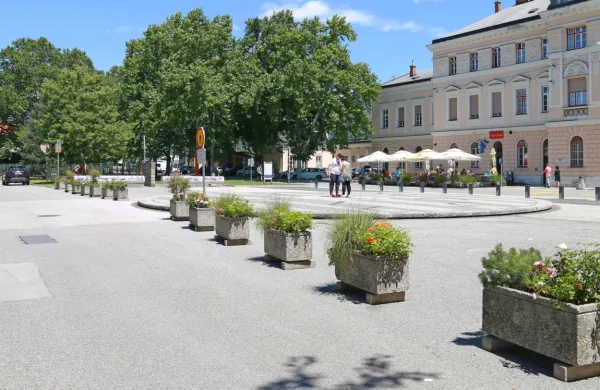 Trg Evrope končno brez pločevine, korita ostajajo