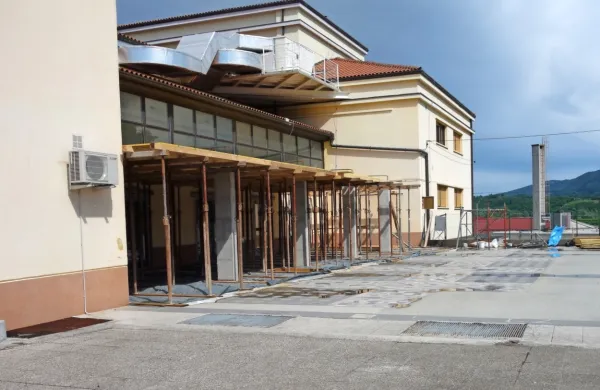 Občina naj bi  izvajala le najnujnejše naložbe in tiste, za katere bo 
dobila povrnjen denar. Med slednjimi je nadstrešnica ob kulturnem domu v Bukovici, za katero si je   zagotovila    denar EU. 

