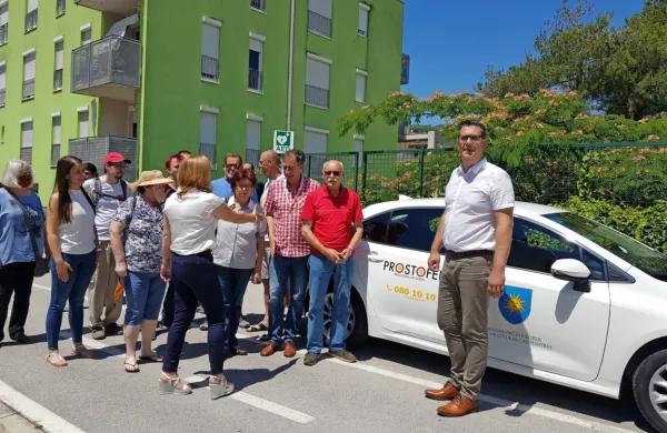 Včeraj je koprski župan Aleš Bržan prostovoljnim voznikom 
simbolično predal ključe prvega od dveh vozil projekta Prostofer. 