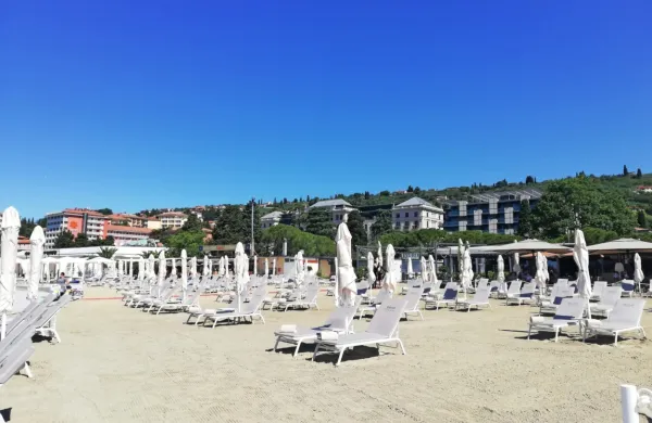 Odprli plažo hotela Kempinski